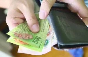 El salario mínimo sube a $383.800 en septiembre