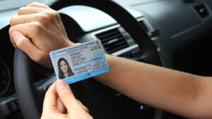 Buscan eliminar el libre deuda para renovar la licencia