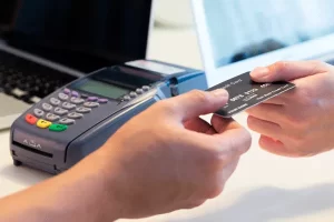Cayó el crédito al consumo en junio: las tarjetas bajaron 4,2% interanual