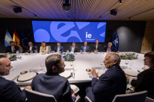 Se realizó una cena en honor a Kicillof en España