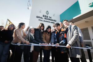 Kicillof inauguró dos escuelas secundarias