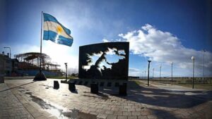 Milei anunció sanciones para empresas que exploten recursos en Malvinas y una base naval en Ushuaia