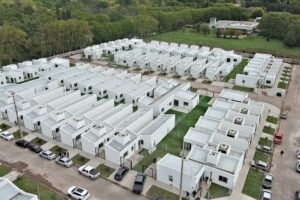 Kicillof entregó 175 viviendas en Melchor Romero